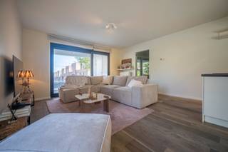 <strong>De ligging</strong><br />Dit recent appartement is gelegen op de <strong>gelijkvloerse verdieping</strong> van 'Hof ter Landa' in Kruishoutem, op een heel centrale doch uiterst rustige ligging vlakbij diverse winkels - horecazaken en faciliteiten. De aanpalende randgemeenten (Deinze-Oudenaarde-Waregem...) zijn allen op ca 10 min. rijden gelegen. Tevens is er een vlotte verbinding met het het op- & afrittencomplex van de E17 waardoor u op amper 30 min. de beide centrumsteden Gent-Kortrijk bereikt.<br /><br /><strong>Het appartement</strong><br />Het appartement is volledig instapklaar en bevat o.a. 2 slaapkamers, een ruime en lichtrijke leefruimte, overdekt terras met terrasberging vooraan het appartement en terras met tuin achteraan het appartement. Tevens is er een <strong>ondergrondse autostaanplaats inbegrepen in de huurprijs</strong>!<br /> <br /><span><strong>Indeling</strong><br /><span>Inkomhal - afzonderlijk toilet - grote leefruimte met open keuken voorzien van alle hedendaagse toestellen - bergruimte voorzien van aansluiting voor wasmachine/droogkast - slaapkamer 1 - slaapkamer 2 - badkamer met combi ligbad/douche en wastafel. Aansluitend op de leefruimte is er een <strong>overdekt terras</strong> aanwezig vooraan (met terrasberging) <strong>én terras met tuin </strong>achteraan tevens bereikbaar via de leefruimte alsook via de slaapkamer. </span></span><br />In het kelderverdiep is een privatieve parkeerplaats en <strong>gemeenschappelijke fietsberging en vuilnisberging</strong> ter beschikking.<br /> <br /><strong>Troeven</strong><br />- volledig instapklaar!!<br />- zeer energiezuinig!! (A-label)<br />- rustige doch centrale ligging!!<br />- hoekappartement (lichtrijk)!!<br /><span> </span><br /><span><span>Gemeenschappelijke kosten: € 50.00 / maand</span><br /><br /><span>Beschikbaarheid: 01/11/2026 (of vanaf 15/09 otk huidige huurder)</span></span><br /> <br />Voor meer informatie of een bezoek reageer via het contactformulier of stuur een mail naar info@hckinvest.be