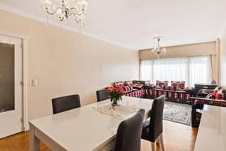 <p>Dit gelijkvloers appartement bevindt zich op een gunstige locatie vlakbij het bruisende centrum van Antwerpen. Dankzij de nabijheid van scholen, winkels en een uitstekende verbinding met het openbaar vervoer, geniet je hier van optimaal wooncomfort.</p>
<p>Je komt binnen via de inkomhal op een mooie checker-boardvloer die handig werd voorzien van een vestiairekast. Verder loop je door naar de leefruimte waar het prachtige lichtinval, subtiele moulures en een karakteristieke blokparket een harmonieus, warm geheel vormt. Aangrenzend heb je de keuken die praktisch werd geïnstalleerd met het oog op dagelijks gebruik. Verder beschikt dit appartement nog over 2 ruime slaapkamers (15 m² &amp; 10 m²) én uiteraard een nette badkamer met een douche in bad, handdoekradiator en lavabo in meubel. Het toilet is apart.</p>
<p>Kortom, een ideale uitvalbasis voor wie zorgeloos wil wonen in ’t hartje van de stad.</p>
<p><strong>Maandelijkse kosten: </strong>€ 287,50 (inclusief verwarming, water, elektriciteit gemene delen, <strong>conciërge</strong>, syndicus, onderhoud en schoonmaak gebouw, verzekeringen, etc.) met een jaarlijkse afrekening (de kosten worden per kwartaal opgevraagd).</p>
<p><strong>Technische gegevens: </strong>Centrale verwarming op gas (collectief) via een condenserende ketel, dubbele beglazing in PVC, geïsoleerd dak.</p>
<p><strong>Stedenbouwkundige inlichtingen in aanvraag, bodemattest aanwezig. Asbestveilig (maar mogelijk niet asbestvrij). Bevindt zich niet in een risicozone voor overstromingen (P- en G-score C). Renovatieverplichting niet van toepassing.</strong></p>