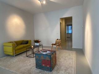 <p><span>Stijlvol gerenoveerd appartement met 2 slaapkamers en gezellig terrasje op het Zuid <br /><br /></span><span></span><span>Indeling:</span><span><br />Dit appartement ligt op de 1ste verdieping en is bereikbaar via de lift of trap.<br />De grote leefruimte baadt in het licht. De volledig ingerichte keuken is voorzien van een keramische kookplaat met dampkap, oven, koelkast, diepvries en vaatwasser.<br /><br />De 2 slaapkamers ( 4 x 3,5 en 3.8 x 2.2) bevinden zich aan de rustige achterzijde van het gebouw. Het terrasje is te bereiken via de tweede slaapkamer. De badkamer is bekleed met mozaïek tegels en beschikt over een ligbad met douchecombinatie, een lavabomeubel en afgezonderd de aansluiting voor een wasmachine.<br />Het toilet bevindt zich apart in de inkomhal van het appartement.<br /><br />Gemeenschappelijke kosten: 50 euro per maand - Huurwaarborg: 3 maanden huur - Huurovereenkomst 1 jaar verlengbaar<br /><br /></span><span>Omgeving:</span><span><br />Gelegen op het zeer gezellige en bruisende Zuid, vlakbij het Museum van Schone Kunsten.<br /><br /></span><span>Extra's:<br /></span></p>
<ul>
<li><span>Beschikbaar vanaf 15/7/2026</span></li>
<li><span>Voorzien van verlichting en gordijnen</span></li>
<li><span>Ingemaakte kasten in de hal en de hoofdslaapkamer</span></li>
<li><span>Mooie gietvloeren</span></li>
<li><span>Gemeenschappelijk tuintje op het gelijkvloers</span><span><br /><br /></span></li>
</ul>