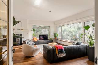 <p><strong>Instapklare, gelijkvloerse villa met prachtige tuin op ca. 1.680 m² in hartje Kapellen-Heide!</strong><br />Deze woning beschikt over een ruime zolder met potentieel én een <strong>vrijstaand garagegebouw</strong>!<br /><br />De woning omvat in totaliteit 3 bouwlagen, waaronder:</p>
<ol>
<li>
<p>Een gelijkvloerse verdieping met inkomhal, vestiaire, gastentoilet, woonkamer, eetplaats, leefkeuken,<strong> tuinkamer </strong>en nachthal met toegang tot de slaapkamers en badkamer 2. Een volledig inrichtbare zolderverdieping</p>
</li>
<li>
<p>Een praktische vrijstaande garage met oprit<br /><br /><strong>Voorzieningen op de gelijkvloerse verdieping:</strong></p>
</li>
</ol>
<ul>
<li>
<p>Inkomhal met gastentoilet, handenwasser en vestiaire</p>
</li>
<li>
<p>Lichtrijke woonkamer op parket met een <strong>gezellige pelletkachel </strong>verwerkt in de <strong>open haard</strong>, met zicht op de fraai<strong> aangelegde tuin</strong></p>
</li>
<li>
<p>Ruime eetplaats aansluitend op de keuken</p>
</li>
<li>
<p>Volledig vernieuwde, moderne<strong> leefkeuken </strong>met centraal eiland en <strong>kwaliteitsvolle inbouwtoestellen</strong></p>
</li>
<li>
<p>Tuinkamer met grote raampartijen en een sfeervolle connectie met de tuin</p>
</li>
<li>
<p>Nachthal die toegang geeft tot:<br /> • Masterbedroom (ca. 17 m²)<br /> • Slaapkamer 2 (ca. 12 m²)<br /> • Verzorgde badkamer met<strong> inloopdouche</strong>, dubbele lavabo en toilet<br /><br /><strong>Voorzieningen op de zolderverdieping:</strong></p>
</li>
</ul>
<ul>
<li>
<p>Ruime zolder over de volledige breedte van de woning, bereikbaar via zolderluik</p>
</li>
<li>
<p>Mogelijkheid tot het inrichten van extra slaapkamers, bureau of hobbyruimte<br /><br /><strong>Bijzonderheden:</strong></p>
</li>
</ul>
<ul>
<li>
<p>Vrijstaande garage met automatische poort en extra bergruimte, een zonnige tuin met <strong>zonneterras</strong> en vaste <strong>barbecue,</strong> een <strong>blanco EK</strong>, een <strong>EPC C </strong>(bijna B!!) een instapklaar karakter dankzij grondige renovaties in keuken en badkamer en een zolder die<strong> uitbreidingsmogelijkheden</strong> biedt.</p>
</li>
</ul>
<p><strong>Ligging van deze woning:</strong><br />Deze woning is gelegen in een rustige,<strong> groene woonwijk</strong> aan de Barreellaan in <strong>Kapellen/Heide,</strong> op wandelafstand van het levendige dorpscentrum met winkels, horeca en supermarkten.<br />Verder geniet u van een uitstekende verbinding richting Kapellen centrum,<strong> Brasschaat</strong>, de <strong>Nederlandse grens</strong> én <strong>Antwerpen.</strong> Wat betreft de directe omgeving, bevindt u zich:</p>
<ul>
<li>
<p>Op veilige wandel- en fietsafstand van basisscholen, <strong>station Heide</strong> en <strong>natuurgebieden</strong>.</p>
</li>
<li>
<p>In de onmiddellijke nabijheid van openbaar vervoer, de <strong>fietsostrade</strong> én invalswegen</p>
</li>
</ul>