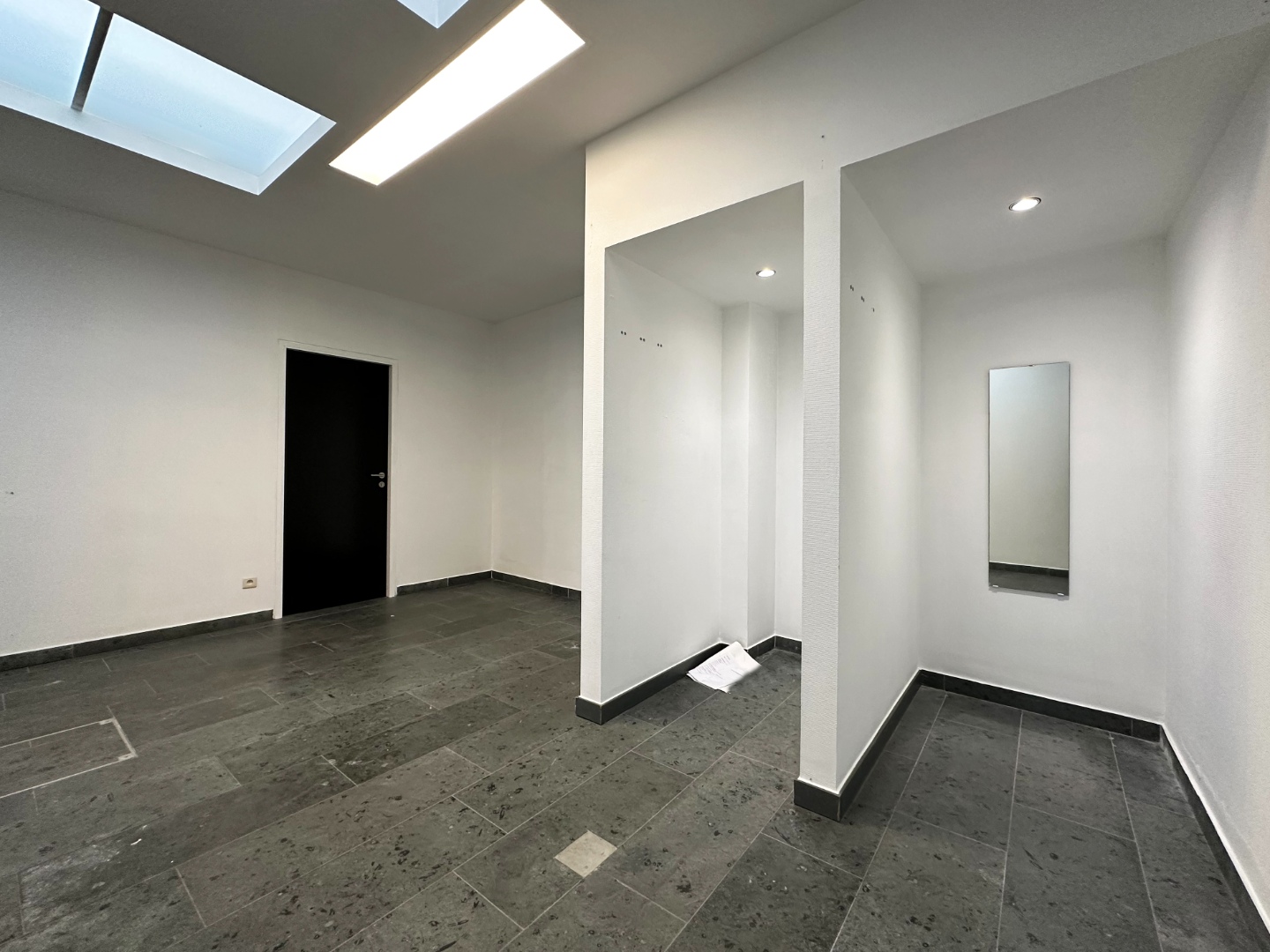 Te koop, commercieel gelegen handelspand met 2 appartementen / opbrengsteigendom in centrum Deinz - photo 2