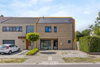 Interesse? Meer informatie op www.SWEVERS.be. - In de Jeugdstraat in Hasselt staat een volledig gerenoveerde halfopen woning die in 2023-2024...