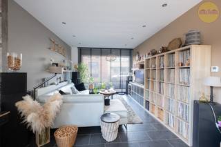 Deze instapklare energiezuinige woning bevindt zich in het centrum van Dessel. Op wandelafstand van lokale handelaars. Met een goede verbinding naar omliggende gemeenten: Mol, Retie, Geel en op- en afrit van E34. <br /><br />Bij binnenkomst tref je meteen de gezellige stadstuin waar je heerlijk kan vertoeven in de loungeset uit de wind. <br /><br />Op het gelijkvloers vind je de lange inkomhal met aansluitend berging, wasplaats en apart toilet.<br /><br />De gehele leefruimte is opengetrokken en bestaat uit een volledig geïnstalleerde keuken met vaatwasser, koelkast, inductie, oven en microgolf. Het keukeneiland heeft een gezellige ontbijthoek.<br />Verder is er plaats voorzien voor een grote eettafel en een gezellige zithoek.<br />Kortom alles wat je maar kan bedenken voor een aangename leefruimte.<br /><br />Op de eerste verdieping zijn maar liefst 4 ruime slaapkamers met elk +-16 m², waarvan één slaapkamer nu dienst doet als een mooie praktische dressingruimte.<br />De badkamer is uitgerust met toilet, lavabo in kast en bad met douchemogelijkheid. <br /><br />Op de tweede verdieping bevindt zich nog een ruime zolder, te bereiken met vaste trap,  die zorgt voor heel wat opbergmogelijkheden.<br /><br />Troeven op een rij: <br />- Zonnepanelen 10 stuks met batterij (5kW)<br />- Ventilatie type D <br />- 4 ruime slaapkamers<br />- Autostaanplaats<br /><br />Aarzel niet om een afspraak te maken voor een bezichtiging (014 84 83 69 of info@sublimmo.be) en ontdek zelf de unieke voordelen van deze prachtige woning.