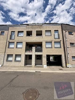 Bent u op zoek naar een verzorgd appartement op een centrale locatie in Hasselt? Dan is dit aangename appartement, gelegen aan de Bosstraat 74, zeker een bezoek waard.<br /><br />Dankzij de uitstekende ligging bevindt u zich op wandel- en fietsafstand van het bruisende stadscentrum van Hasselt, met tal van winkels, horecazaken, scholen, openbaar vervoer en andere dagelijkse voorzieningen. Bovendien geniet u van een vlotte verbinding naar de E313 en de belangrijkste invalswegen, waardoor u zich gemakkelijk in en rond Hasselt verplaatst.<br /><br />Het appartement is gelegen op de derde verdieping en is bereikbaar met de lift. Via de inkomhal bereikt u de lichtrijke leefruimte, die rechtstreeks aansluit op de vernieuwde keuken en het aangename terras. Verder beschikt het appartement over een afzonderlijk gastentoilet, een vernieuwde badkamer met ruime inloopdouche en twee volwaardige slaapkamers. Achteraan het gebouw bevindt zich een afgesloten garagebox, bereikbaar via de doorgang naast het gebouw.<br /><br /><strong>Financiële informatie</strong>
<ul>
<li><strong>Huurprijs appartement:</strong> € 850,00/maand</li>
<li><strong>Garagebox:</strong> € 75,00/maand</li>
<li><strong>Gemeenschappelijke kosten:</strong> € 35,00/maand</li>
<li><strong>Huurwaarborg:</strong> € 2.550,00 (3 maanden huur)</li>
</ul>
<br />Bent u op zoek naar een instapklaar appartement met een gunstige ligging en alle comfort binnen handbereik? Contacteer Meyers Vastgoed voor meer informatie of een bezichtiging.