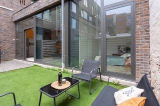 Uitstekend gelegen en zeer energie efficiënt gelijkvloers nieuwbouw appartement met tuin &amp; terras! Toplocatie op het eilandje, in een rustige straat met voldoende parkeergelegenheid.<br />Hoge plafonds (3,3m) geven een aangenaam ruimtegevoel en ramen tot aan het plafond geven extra veel licht. <br /><br />Onmiddellijk beschikbaar en 100% instapklaar, gordijnen en verlichting aanwezig. <br /><br />Indeling: <br />inkomhal met kasten, afzonderlijk toilet en ruime berging voor wasmachine &amp; droogkast, zeer ruime en lichte leefruimte op laminaat met zicht op de tuin en open volledig ingerichte keuken met grote frigo, oven, afwasmachine, kookvuur-dampkap. Badkamer met douche/ligbad en lavabo. 2 volwaardige slaapkamers (aan weerszijde van het appartement) <br />Extra berging in de kelder alsook aparte fietsenberging. <br />Uniek!- kom gerust zien en overtuig uzelf! <br /><br />Maandelijkse kosten 110 euro. <br />Alle verbruik met individuele meters.