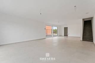 Voor meer info en foto’s, surf naar www.swevers.be – Deze recente halfopen BEN-woning in casco+ uitvoering aan de Halstraat 113/2 in...