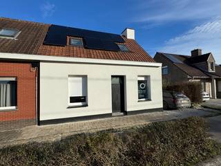 Deze aangename woning is gelegen in het rustige en groene Wulvergem, een deelgemeente van Heuvelland, en biedt een ideale combinatie van...