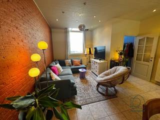<h1><span>Charmante gezinswoning (3 slpk) met stadstuin te huur in de vernieuwde wijk Den Dam</span></h1><p><span>Op zoek naar een warme, instapklare woning op een toplocatie in Antwerpen? Deze gezellige gezinswoning bevindt zich in de volledig vernieuwde wijk </span><span>Den Dam</span><span>, in een rustige straat vlak bij </span><span>Park Spoor Noord</span><span>. Hier geniet je van het beste van twee werelden: een rustige woonomgeving op fiets- of wandelafstand van het bruisende stadscentrum, met bovendien een vlotte verbinding naar de autosnelweg. Parkeren kan eenvoudig in de straat.</span></p><p><span>Via de aparte inkomhal kom je terecht in een ruime en lichtrijke leefruimte met open keuken, ideaal om gezellig te koken en te ontspannen. Op het gelijkvloers bevinden zich verder nog een apart gastentoilet en een praktische wasberging.</span></p><p><span>De aangename stadstuin biedt volop mogelijkheden om een sfeervolle buitenruimte te creëren. Achteraan vind je bovendien een ruime berging, ideaal als extra opslag.</span></p><p><span>Op de eerste verdieping bevinden zich een royale master bedroom, een aparte dressing en een recent volledig vernieuwde badkamer (2026). Deze stijlvolle badkamer is uitgerust met een inloopdouche, ligbad en een tweede toilet.</span></p><p><span>De tweede verdieping beschikt over nog twee volwaardige kamers, perfect als kinderkamers, bureau of hobbyruimte. Tot slot is er nog een handige bergzolder voor extra stockage.</span></p><p><span>Een extra pluspunt: omdat het om een eengezinswoning gaat, zijn er </span><span>geen gemeenschappelijke kosten</span><span>.</span></p><p><span>Deze woning werd tot voor kort met veel liefde bewoond door de eigenares. Ze is dan ook op zoek naar huurders die met dezelfde zorg en aandacht van deze fijne thuis willen genieten.</span></p><p><span>Gezelligheid troef!</span></p><p><span>Interesse? Contacteer </span><span>ReuzeGoed</span><span> via <span>welkom@reuzegoed.be</span></span><span> of bel naar </span><span>0470 11 56 80</span><span> voor meer informatie of een bezoek.</span></p>