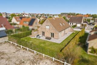 In een rustige, doodlopende straat bevindt zich deze ruime en verzorgde villa die comfort en functionaliteit moeiteloos combineert. De woning biedt een bewoonbare oppervlakte van ruim tweehonderd vierkante meter met een lichtrijke leefruimte, ingerichte keuken, twee badkamers en vier volwaardige slaapkamers. <br /><br />Op het gelijkvloers bevinden zich zowel een slaapkamer als een aparte badkamer, wat de woning ook geschikt maakt voor wie deels gelijkvloers wil wonen. Met label C, dubbele regenwaterput en garage geniet u hier van zorgeloos wooncomfort in een kalme, autovriendelijke omgeving.<br /><br />Neem voorsprong met een vrijblijvende en gratis schatting van uw eigendom via:<br />http://www.residentievastgoed.be/gratisonlineschatten<br /><br />EPC: 285 kWh/m² - UC:2640184 ~ Vg, Wg, Gvkr, Vv, Gmo ~ Ref. MI24372