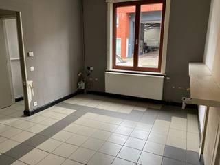 Deze rijwoning werd een aantal jaar verhuurd en is nu toe aan een opknapbeurt. Dubbele beglazing en centrale verwarming zijn al aanwezig. De woning bestaat uit een aparte inkom, een knusse living, een keuken, een badkamer (douche, lavabo en toilet) en een klein terrasje. Op de verdieping bevinden zich 2 slaapkamers. Geïsoleerde zolder. Droge kelder. Overal rolluiken.