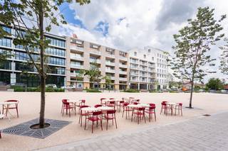 <div>
<div>
<section>
<div>
<div>
<div>
<div>
<div>
<div>
<p>Ontdek dit exclusieve duplex penthouse van <strong>125 m²</strong>, gelegen op de vernieuwde Slachthuissite in Antwerpen. Deze recente nieuwbouwwoning combineert hoogwaardige afwerking, een overvloed aan natuurlijk licht en maar liefst <strong>66 m² aan terrassen</strong>, verdeeld over twee buitenruimtes.</p>
<p>De duplex beschikt over een ruime leefruimte met grote raampartijen, een luxueuze open keuken met kookeiland, <strong>3 volwaardige slaapkamers</strong> en <strong>2 stijlvolle badkamers</strong>, waarvan één met een inloopdouche en één met een ligbad. Dankzij de hoge plafonds en de grote dakramen geniet u de hele dag van een uitzonderlijk ruimtelijk gevoel.</p>
<p>Het absolute pronkstuk is het indrukwekkende <strong>dakterras van 51 m²</strong>, aangevuld met een tweede terras van <strong>15 m²</strong>, ideaal om in alle rust van de zon en het open uitzicht te genieten.</p>
<p>De verkoop omvat bovendien een <strong>privatieve kelderberging en twee ondergrondse autostaanplaatsen</strong>, inbegrepen in de vraagprijs.</p>
<p>Gelegen vlak bij Park Spoor Noord, het Eilandje, winkels, horeca en openbaar vervoer biedt dit penthouse een unieke combinatie van luxe, comfort en een uitstekende bereikbaarheid.</p>
</div>
</div>
</div>
</div>
</div>
</div>
</section>
</div>
</div>