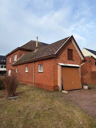 Ben je op zoek naar een woning met een goede verbinding naar winkels, scholen en autostrade en wil je graag de handen uit de mouwen steken?Dan is dit...