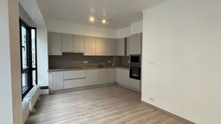 <p><span><br />APPARTEMENT OP DE 1</span><span><sup>e</sup></span><span>  VERDIEPING: Zeer licht en ruim, net gerenoveerd appartement 170m² aan de rustige Tabakvest, vlak bij nieuwe Operaplein en op een boogscheut van trendy shoppingbuurt Hopland en Stadsfeestzaal, Meir, Stadsschouwburg, Centraal station. Tram en metro vlakbij. Living 50m² met grote glaspartijen voor overvloedige lichtinval. De living kijkt uit op een reeks van veertien burgerhuizen in neoclassicistische stijl (circa 1830 en 1859)  Open keuken, volledig geïnstalleerd met inductiekookplaat, vaatwas, microwave, oven, ijskast, diepvries. Wasruimte &amp; berging. Gastentoilet. Achteraan nachthal met 2 slaapkamers: Slaapkamer 1 (25m²) met volledig gerenoveerde betegelde ensuite badkamer met hangtoilet, 2 wastafels, bad en grote inloopdouche. Slaapkamer 2 (20m²) met volledig gerenoveerde betegelde ensuite badkamer met hangtoilet, wastafel en grote inloopdouche.</span></p><p><span>INBEGREPEN IN SERVICEKOSTEN: Provisie voor onderhoud en verbruik gem.delen </span></p><p><span>OOK INCLUSIEF waterverbruik IN het appartement (190,00). </span></p><p><span>Elektriciteit, gas en digitale aansluitingen individueel te nemen. Verwarming met gascondensatieketel.</span></p><p><span>EXTRA OPTIES: garagestaanplaats in inpandige garage / afstandsbediening garagepoort</span></p><p><span> </span></p><p><span>APARTMENT ON THE 1st FLOOR: Very bright and spacious, newly renovated 170m² apartment on the quiet Tabakvest, close to the new Operaplein and a stone's throw from the trendy shopping district of Hopland and Stadsfeestzaal, Meir, Stadsschouwburg, Central Station. Tram and metro nearby. Living room 50m² with large windows for abundant light. The living room overlooks a series of fourteen town houses in neoclassical style (circa 1830 and 1859). Open kitchen, fully equipped with induction hob, dishwasher, microwave, oven, refrigerator, freezer. Laundry room &amp; storage room. Guest toilet. Rear hallway with 2 bedrooms: Bedroom 1 (25m²) with fully renovated tiled en-suite bathroom with wall-mounted toilet, 2 sinks, bath, and large walk-in shower. Bedroom 2 (20m²) with fully renovated tiled en-suite bathroom with wall-mounted toilet, sink, and large walk-in shower.</span></p><p><span>INCLUDED IN SERVICE CHARGES: Provision for maintenance and consumption of common areas </span></p><p><span>ALSO INCLUDES water consumption IN the apartment (190.00). Electricity, gas, and digital connections to be taken individually. </span></p><p><span>Heating with gas condensing boiler. </span></p><p><span>EXTRA OPTIONS: parking space in indoor garage / remote control garage door.</span></p><p><span> </span></p><p><span>Huur appartement/rent apartment : 1920/md</span></p><p><span>Maandelijkse servicekosten: 190/md</span></p><p><span>Huur inpandige autostaanplaats in garage/ rent in house parkingspace: 160/md</span></p><p><span> </span></p><p><span> </span></p><p><span> </span></p><p><span>Interesse? Gelieve onderaan de advertentie op <span>https://www.sinjoor.be</span></span><span> het formulier in te vullen, daarna wordt u gecontacteerd voor een bezoek. Interested? Please fill out the form on the bottom of the page on <span>https://www.sinjoor.be</span></span><span>, you will be contacted for a visit</span><span>.</span></p>