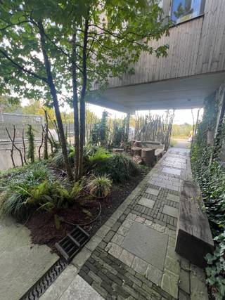 UNIEKE KNAPPE  KANTOORRUIMTE MET VEEL EXTRA MOGELIJKHEDEN zeer ruim kantoor in industriële loft stijl overladen met lichtinvallen met 4 tal burelen...