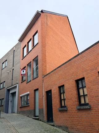 KLASSE-APPARTEMENT TYPE DUPLEX MET TERRAS EN PRIVATIEVE KELDERBERGING - IN ZEER RUSTIGE STRAAT. De Visstraat is een zeer kalme straat waar haast...