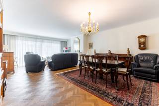 Spreekt een groot appartement in een goed onderhouden gebouw u aan? Hecht u veel belang aan een vlotte verbinding met het stadscentrum, maar primeert rust en een groene omgeving ook? Dan is dit wellicht de perfecte match voor u! Dit appartement met twee slaapkamers, twee terrassen gelegen op de 5de verdieping, privatieve kelderberging en optioneel garagebox, biedt alles wat u nodig heeft voor een comfortabel en praktisch leven!<br /><br />Indeling<br />U betreedt het eigendom via de ruime hal, die toegang biedt tot alle vertrekken. De woonkamer is licht en groot en beschikt over een prachtig visgraatparket. De aparte keuken is voorzien van alle nodige apparatuur en biedt voldoende kastruimte. Langs de keuken vindt u een berging waar de aansluitingen voor wasmachine en droogkast zich situeren. Verder zijn er twee ruime slaapkamers. De badkamer is uitgerust met een douche, ligbad, toilet en enkele wastafel. Daarnaast is een berging/dressing met ingemaakte kasten voor extra opslagruimte. U heeft twee terrassen. Het eerste terras kan u betreden via de woonkamer en het tweede, west georiënteerd, terras via de twee slaapkamers.<br />Het appartement beschikt tevens over een privatieve kelderberging nr. H5 en in de kelderverdieping vindt u een fietsenstalling terug.<br />Verder heeft u de mogelijkheid om de garagebox nr. 21, gelegen in het ondergrondse garagecomplex, aan te kopen aan € 30.000. <br /><br />Ligging<br />Het gebouw bevindt zich in een rustige buurt, met winkels, artsen, apotheek, bakker, slager... op wandelafstand. Voor uw deur vindt u de tramhalte van tram 5, waardoor u op 20 minuten in het historische hart van Antwerpen bent. Verder situeert u zich vlak aan de Bremweide en het Ertbruggebos, waardoor u zich in een mum van tijd in de natuur begeeft.<br /><br />Pluspunten<br />- Groot appartement: 115m²<br />- Energielabel B<br />- Dakisolatie aanwezig<br />- Driedubbele beglazing vooraan<br />- Mogelijkheid aankoop garagebox<br />- Zéér goed onderhouden gebouw<br /><br />Klinkt deze parel als uw toekomstige thuis en werd uw interesse aangewakkerd? Bel dan snel naar One vastgoed via 03 360 85 30!