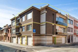 <p>Ruim, instapklaar 3-slaapkamerappartement met terras en mogelijkheid tot bij aankopen van een garage in hartje Dendermonde. Dit op de 2<sup>e</sup> verdieping gelegen appartement (zonder lift) beschikt over een (nacht)hal, een ruime, lichtrijke leefruimte in L-vorm met aansluitend aan straatzijde een balkon, zuidoost georiënteerd terras, een uitgeruste keuken (koelkast met vriesvak, gasfornuis, dampkap, oven, dubbele spoelbak), een badkamer met inloopdouche, enkele wastafel, hangtoilet en handdoekdroger en 3 slaapkamers waarvan 2 met inbouwkast. Op de gelijkvloerse verdieping is er nog een private berging en een gemeenschappelijke wasplaats waar de wasmachine kan geplaatst worden. De woning is uitgerust met centrale verwarming op aardgas (Buderus ketel), een zonnetent en ALU schrijnwerk. De mogelijkheid bestaat om een garage bij aan te kopen (vraagprijs 25.000 €). EPC: 356 kWh/m²/j., energielabel: D. Unieke code: 3138381-RES-1. Interesse? Contacteer ons voor een bezoek of meer informatie via 052/52.05.05 of axel@ax-quality.be</p>