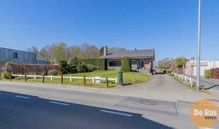 ERPE - Deze stevige open bebouwing (type bungalow) met zijn zeer verzorgde uitstraling, kan u vinden op een centrale ligging te Erpe. Deze woning, welke zeker nood heeft aan enige opfrissing, werd steeds perfect werd onderhouden. Daarnaast biedt deze woning met zijn enorme benutbare oppervlakte heel wat mogelijkheden zowel binnen als buiten. Het perceel met zijn mooie straatbreedte en zijn totale oppervlakte van +/- 17 are is daarbij zeker een extra pluspunt.<br /><br />Naar indeling beschikt de woning over een aparte inkomhal met gastentoilet, een zeer ruime en lichtrijke woonkamer, een volledig geïnstalleerde keuken, een praktische bergruimte, een ruime nachthal, 4 slaapkamers, een functionele badkamer en een ruime inpandige garage voorzien van een sectionale poort. Daarnaast beschikt de woning nog over een droge kelder en een zeer ruime zolder (geïsoleerd op de vloerplaat) welke nog heel wat uitbreidingsmogelijkheden biedt. Naar comfort toe is de woning voorzien van dubbele beglazing en centrale verwarming (stookolie).<br /><br />Extra troeven aan deze woning zijn de enorme parkeerplaats naast en achteraan de woning welke ideaal kunnen zijn voor de kleine zelfstandige. Daarnaast is het bijhorend perceel rechts van de woning ideaal voor wie van diertjes houdt of een extra leuke tuinzone voor de kinderen.<br /><br />in de directe omgeving bevinden zich scholen, buurtwinkels, openbaar vervoer, invalswegen en E40.<br /><br />Kortom bent u op zoek naar een solide open bebouwing met 4 slaapkamers en mooie tuinzone, welke u volledig naar uw eigen smaak kan vormgeven en tevens gelegen uitstekende en vlot bereikbare locatie, aarzel dan niet en maak snel uw afspraak! Voor meer info of bezoek 053/60.65.60.<br /><br />De vermelde prijs is een richtprijs. Na ontvangst van de biedingen beslist de verkoper vrij om al dan niet over te gaan tot verkoop en aan welk bod. De richtprijs is niet bindend.