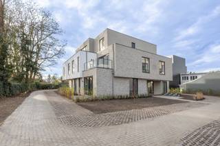 <p><strong>MAAK EEN AFSPRAAK OP HET MOMENT DAT VOOR U PAST<br /><br />Residentie Veertien: Een duurzame woonbeleving in het centrum van Zandhoven. Op dezelfde plek waar vroeger<span> </span><em>14 billekens</em><span> </span>de toog versierden, bouwen we vandaag aan een nieuw verhaal. </strong></p>
<p>Aan de flank van de Langestraat, die verscheidene Kempense gemeentes met elkaar verbindt, strijkt Residentie Veertien neer. Deze strategische ligging zorgt ervoor dat bewoners zich makkelijk kunnen verplaatsen naar de stadscentra van Antwerpen en Lier maar ook verschillende dorpskernen zijn nooit ver weg. Wekelijkse inkopen doen, een glaasje drinken onder de gezellige kerktoren van Zandhoven of naar harte shoppen in allerhande winkels: het kan allemaal te voet of met de fiets.<strong> </strong></p>
<p><strong>We streven ernaar een project te ontwikkelen dat een thuis creëert voor eenieder en het hoofd biedt aan de hedendaagse noden.</strong></p>
<p>Residentie Veertien zal bestaan uit 33 appartementen en een handelsruimte en zal gekenmerkt worden door haar vooruitstrevendheid en kwaliteit. De units, verdeeld over twee gebouwen, bestaan uit 1 tot 3 slaapkamers, beschikken allen over een terras en variëren in grootte tussen 71 en 137 m². Ons cliënteel heeft bij de inrichting van de appartementen bovendien nog veel keuzevrijheid waardoor elk appartement uniek wordt en iedereen hier een thuis vindt. Niet enkel individualiteit maar ook samenhorigheid heeft een plek in dit project door de groene binnenplaats die als ontmoetingsplek voor bewoners zal dienen. Ten slotte werd ervoor gekozen te verwarmen aan de hand van geothermie en energie op te wekken via zonnepanelen. Deze combinatie van geavanceerde methodes zorgt ervoor dat het E-peil van elk appartement onder 20 duikt, waardoor U 100% vrijstelling krijgt op de onroerende voorheffing gedurende de eerste 5 jaar. Naast veel aandacht voor het milieu , kan U ook rekenen op een hoogwaardige afwerking dmv ruime budgetten, prima comfort en royale lichtinval.<br />Een staanplaats en berging in de ondergrond dient mee aangekocht te worden.</p>
<p>Info en verkoop:</p>
<p>De verkoop geschiedt onder BTW op het constructie-aandeel en registratierechten op het grondaandeel, onder de voorwaarden van de wet Breyne. Voor meer info of een verkennend gesprek, contacteer Karin (0486/97 84 27) of mail (karin@reds.be)!</p>