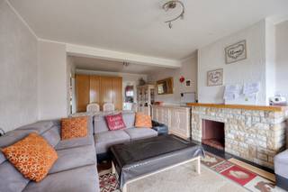 Bent u op zoek naar een instapklaar appartement met veel licht, buitenruimte en garage op een gegeerde locatie in Tienen? Dan is dit appartement op de 3de verdieping van Residentie Kennedy een buitenkans.<br />De lichtrijke woonkamer geeft uit op een ruim, zuidgericht terras met open uitzicht en optimale zoninval. De aparte keuken, voorzien van alle toestellen, biedt toegang tot een tweede terras aan de achterzijde met praktische bergruimte.<br />Het appartement beschikt verder over 2 slaapkamers, een badkamer, een apart toilet en voldoende opbergruimte.<br />Extra troeven zijn de private kelderberging en mogelijkheid om de garagebox met elektrische poort aan te kopen voor € 20.000. Het gebouw is voorzien van een lift tot in de kelderverdieping.<br />Met EPC-label C geniet u van energiezuinig wonen zonder renovatieverplichting.<br />Het appartement is gelegen nabij scholen, winkels, bakker en bushalte, met een vlotte verbinding naar de E40 richting Leuven en Brussel. <br />Het appartement is momenteel verhuurd en genereert onmiddellijke huurinkomsten.<br /><br />Interesse? Contacteer David via 0476 98 91 76 of info@ledonimmo.be voor meer informatie of een bezoek. Tot gauw ;)