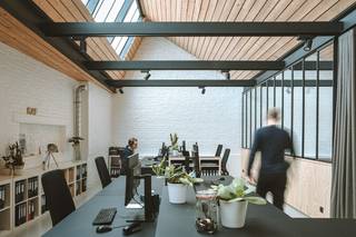 Deze kantoorruimte van <strong>ca. 90 m²</strong> biedt een <strong>flexibele en aangename werkomgeving</strong> binnen een <strong>coworkinghub</strong>. Dankzij de <strong>raampartijen </strong>geniet de ruimte van een <strong>overvloed aan natuurlijk licht</strong>.<br /><br />De <strong>indeling </strong>bestaat uit een <strong>ruime open werkruimte</strong>, aangevuld met een <strong>afzonderlijke vergaderruimte</strong>.<br /><strong>Dé ideale kantoorruimte</strong> voor <strong>ondernemers en bedrijven</strong> die op zoek zijn naar een <strong>professionele en functionele werkomgeving </strong>waarin er <strong>gewerkt en genetwerkt kan worden.</strong><br />Verder beschikt de kantoorruimte over een <strong>eigen kitchenette</strong>,<strong> sanitaire voorziening </strong>én <strong>airco</strong>.<br /><br />Er is bovendien de <strong>mogelijkheid </strong>om <strong>bijkomende stockage- of archiefruimte</strong> in de kelder <strong>bij te huren</strong>.<br /><br /><u><strong>Kosten:</strong></u><br />- Verbruik gas, elektriciteit en water: ong. €180/maand (afhankelijk van verbruik)<br />- Onderhoud CV-ketel, onderhoud ventilatie, alarm en onderhoud gemeenschappelijke delen: forfait van € 20/maand, <br />- (optioneel) Fiber internet: € 22/maand.<br />- Onroerende voorheffing: ca. € 850/jaar ten laste van de huurder.