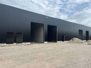 Nieuwbouw KMO-unit opgetrokken uit zwarte sandwichpanelen.Goed geïsoleerd conform EPB regelgeving - brandklasse C. * 1 sectionaalpoort 4x5 * 1 enkele...