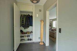 <p><strong>Instapklare laagbouwwoning met zonnige tuin en topligging</strong></p>
<p>Op zoek naar een ruime, lichtrijke woning met een praktische indeling én een uitstekende ligging? Dan is deze charmante laagbouwwoning absoluut een bezoek waard.<br />Deze woning uit 1975 werd grondig gerenoveerd in 2007 en biedt vandaag alle comfort voor wie rustig wil wonen met alle voorzieningen binnen handbereik. Met een bewoonbare oppervlakte van ca. 170 m² geniet u van een aangename leefruimte, veel natuurlijk licht en een doordachte indeling.<br /><br />Indeling:<br />Centrale inkomhal met vestiairekast. Aan de rechterzijde van de woning de ruime living van ca. 55 m², deze vloeit mooi over in de grote open leefkeuken, waardoor een gezellige en open sfeer ontstaat — ideaal voor gezinnen en voor wie graag gasten ontvangt. <br />Verder vanuit de nachthal zijn 3 volwaardige slaapkamers toegankelijk, een inpandige garage, gastentoilet en ruime badkamer, bestaande uit: toilet, dubbele lavabo met meubel, ligbad en inloopdouche.<br /><br />Buiten wacht een volledig omheind perceel van ca. 567 m² met een zonnige zuidwestgerichte tuin. Hier geniet u de hele dag van rust en privacy. Het leuke terras en het tuinhuis achteraan maken het plaatje compleet. Extra praktisch zijn de oprit met poort langs de linkerzijde van de woning en de aparte toegang tot de tuin via een poortje rechts.<br /><br />De ligging is een absolute meerwaarde: rustig gelegen en toch op wandelafstand van het centrum, met winkels, scholen en openbaar vervoer vlakbij. Bovendien bereikt u vlot de belangrijkste invalswegen en de E313.<br /><br />Troeven op een rij:<br />- Laagbouwwoning met praktische indeling<br />- EPC D-label, geen renovatieverplichting<br />- Gerenoveerd in 2007<br />- Zonnepanelen (20m²) en airco's (2023)<br />- Ca. 170 m² bewoonbare oppervlakte<br />- Lichtrijke leefruimte van ca. 55 m² met open keuken<br />- 3 volwaardige slaapkamers<br />- Inpandige garage<br />- Zuidwestgerichte tuin op ca. 567 m²<br />- Volledig omheind perceel<br />- Terras en tuinhuis<br />- Oprit met poort + extra zijtoegang<br />- Centrale en vlotte ligging nabij E313<br />- Elektriciteitskeuring in aanvraag</p>