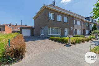 <strong>AALST – Goed onderhouden halfopen bebouwing met garage en tuin</strong><br />EERSTE BEZOEKDAG ZONDAG 23/08 VAN 09U TOT 14U (enkel op afspraak!)<br /><br />Deze traditioneel gemetste halfopen bebouwing, gebouwd in 1966 en voorzien van betongewelven, is steeds goed onderhouden en geniet een uitstekende, centrale ligging in Aalst. De woning bevindt zich op korte afstand van winkels, scholen, openbaar vervoer en belangrijke verbindingswegen, met een vlotte aansluiting naar de E40. Een ideale locatie voor wie rustig en toch bijzonder bereikbaar wil wonen.<br /><br />Via de centrale inkomhal met gastentoilet komen we in de lichtrijke woonkamer, die in verbinding staat met de keuken en de veranda. Vanuit de veranda en keuken geniet je van een aangenaam zicht op de onderhoudsvriendelijke tuin, een fijne plek om op zonnige dagen te ontspannen.<br /><br />Op de eerste verdieping bevinden zich twee ruime slaapkamers en een kleinere kamer die perfect kan worden ingericht als bureau, dressing of hobbyruimte. Daarnaast is er een badkamer met wastafel, ligbad en toilet. De zolderverdieping doet momenteel dienst als bergruimte, maar biedt mits de nodige verbouwingen mogelijkheden om extra woonruimte te creëren.<br /><br />De woning beschikt verder over een ruime garage met berging en een eigen oprit. Rolluiken zorgen bijkomend voor comfort en privacy. Een extra troef is het naastgelegen perceel grond van 112 m², dat mee aangekocht kan worden.<br /><br />Een degelijk gebouwde en goed onderhouden woning met praktische indeling, aangename tuin en uitbreidingsmogelijkheden, gelegen op een bijzonder interessante locatie in Aalst. Neem gerust contact met ons op voor meer informatie of plan vandaag nog uw bezoek via 053/60.65.60. Wij leiden u graag rond.