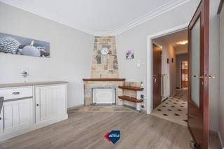 Droomt u van wonen aan zee met een adembenemend panoramisch uitzicht? Dan is dit 2 slaapkamer appartement op de tweede verdieping van Residentie Osborne precies wat u zoekt. het appartement is gelegen in het bruisende centrum van Oostende, hier geniet u dagelijks van een uniek, lateraal zicht op zee en op wandelafstand van winkels, restaurants, openbaar vervoer en alle stadsvoorzieningen. Verder beschikt het appartement over een volledig uitgeruste keuken, een verzorgde badkamer, kelder, en gemeenschappelijke fietsenberging. Bent u op zoek naar een appartement op een absolute toplocatie met een uitzonderlijk uitzicht? Neem dan vandaag nog contact met ons op voor een bezoek.