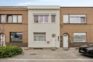 <p>Deze woning combineert een praktische indeling met een aangename ligging aan de stadsrand van Mechelen. Dankzij de conforme attesten en het gunstige EPC-label B geniet je van extra comfort en energiezuinig wonen. De woning bevindt zich in een rustige woonkern, nabij scholen, openbaar vervoer en het treinstation, wat zorgt voor een uitstekende bereikbaarheid. Binnen geniet je van lichtrijke leefruimtes en een functionele indeling met twee slaapkamers. De noordwestgerichte tuin van ca. 30 m² vormt een fijne buitenruimte om te ontspannen.</p>

<p> </p>

<p>Belangrijkste ruimtes:<br />• Inkomhal met toegang tot de leefruimtes<br />• Gezellige woonkamer met aangename lichtinval<br />• Eetkamer aansluitend op de keuken en woonkamer<br />• Keuken uitgerust met gasfornuis, dampkap, vaatwasser en spoelbak<br />• Berging met aansluiting voor wasmachine<br />• Badkamer met ligbad, toilet en wastafel in meubel<br />• Twee comfortabele slaapkamers<br />• Noordwestgerichte tuin van ca. 30 m²<br />• Kelder</p>

<p> </p>

<p>Troeven:<br />• Gelegen in de gegeerde Colomawijk in Mechelen-Zuid vlakbij de Vaart<br />• Conforme attesten aanwezig<br />• Energiezuinige woning met EPC-label B</p>