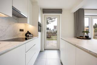 <p><strong>Moderne halfopen nieuwbouwwoning met 3 slaapkamers in rustige, kindvriendelijke wijk te Wechelderzande. E-peil: -5. Uitgerust met moderne technieken. Beschikbaar: 01/09/2026. <br /><br />Ligging: </strong>Deze halfopen bebouwing bevindt zich in de nieuwe verkaveling Vindeling, gelegen nabij de Kerkepad in Wechelderzande. De woning is gelegen in een doodlopende straat, wat zorgt voor extra rust en veiligheid. De omgeving is bijzonder kindvriendelijk en omringd door groen. Daarnaast geniet u van een uitstekende ligging met winkels, scholen, kinderopvang en jeugdbewegingen op wandelafstand, ideaal voor gezinnen.<br /><strong><br />Indeling: +0: </strong>Inkomhal • Gastentoilet • Ruime leefruimte met open keuken • Berging • Terras • Tuin • Tuinberging • Carport <strong>+1: </strong>3 slaapkamers • Badkamer • Toegang tot zolder via luik <strong><br /><br />Beschrijving: </strong>Deze energiezuinige en moderne woning wordt momenteel afgewerkt en zal instapklaar zijn tegen september 2026. Met een bewoonbare oppervlakte van 128,34 m² op een perceel van 258 m², biedt deze woning een perfecte combinatie van comfort en functionaliteit.<br />De lichtrijke leefruimte sluit naadloos aan op de open keuken, die uitgerust is met kwalitatieve toestellen van Pelgrim: combi-oven, koelkast, inductiekookplaat, vaatwasser, spoelbak en dampkap.<br />Buiten geniet u van een ruim terras van 19,40 m² en een aangename tuin, ideaal voor ontspanning. De woning beschikt tevens over een carport en er wordt nog een tuinberging geplaatst.<br />De eerste verdieping herbergt drie slaapkamers en een volledig uitgeruste badkamer met zowel bad als douche. Extra bergruimte vindt u op de zolder, bereikbaar via een valluik.<br /><br /><strong>Bijzonderheden:<br /></strong>• Beschikbaar vanaf september 2026<br />• Energiezuinige nieuwbouwwoning<br />• Voorzien van zonnepanelen<br />• Verwarming via lucht-water warmtepomp<br />• Regenwaterrecuperatieput van 5000L</p>
<p><strong> </strong></p>