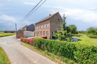 Droomt u van landelijk wonen in alle rust, zonder in te boeten aan bereikbaarheid? Dan zal deze prachtig gerenoveerde charmewoning, gelegen in de **Goteringenstraat 23 te Pajottegem**, u ongetwijfeld weten te bekoren. Gelegen op een idyllische locatie midden in het groen, nabij de belangrijkste invalswegen, combineert deze unieke eigendom authenticiteit, ruimte en hedendaags wooncomfort.

Het gelijkvloers omvat een ruime inkomhal die uitgeeft op een bijzonder lichtrijke leefruimte waar karakter en gezelligheid hand in hand gaan. De prachtige landelijke keuken sluit perfect aan bij de warme uitstraling van de woning. Verder bevinden zich op het gelijkvloers een praktische berging, een doucheruimte en een afzonderlijke wasplaats.

Op de eerste verdieping vindt u twee ruime slaapkamers, een doorloopkamer en een comfortabele badkamer. Daarnaast beschikt de woning over een zeer ruime zolder die eenvoudig kan worden ingericht als extra slaapkamers of hobbyruimte.

Een absolute troef is het tweede woongedeelte, ingericht als een stijlvolle loft met eigen badkamer. Deze veelzijdige ruimte is ideaal als gastenverblijf, kangoeroewoning, praktijkruimte, bureau of kan eenvoudig worden omgevormd tot meerdere slaapkamers.

Ook aan bergruimte is geen gebrek. Vooraan bevinden zich een ruime loods en een garage, terwijl achteraan verschillende paardenstallen aanwezig zijn. Hierdoor is deze eigendom uitermate geschikt voor zelfstandigen, hobbyisten of dierenliefhebbers.

Buiten geniet u van een volledig afgesloten, zongerichte tuin met meerdere terrassen en fruitbomen. Als extra troef beschikt de eigendom over een aansluitende paardenweide die kan bijgekocht worden van maar liefst **50 are**, voorzien van een stal.

Bent u op zoek naar een karaktervolle woning met veel ruimte, tal van mogelijkheden en een uitzonderlijke groene ligging? Dan is deze unieke eigendom beslist een bezoek waard.
www.goteringenstraat23.be