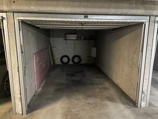 Gesloten garagebox in een afgesloten en ondergronds garagecomplex. Garagebox is onmiddellijk vrij en heeft een huurprijs van 150 Euro per maand. Afmetingen van de garagebox:B: 2,8 m H: 2 m L: 5,1 m