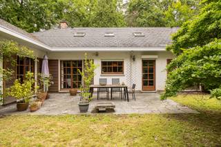 Deze volledig te renoveren gelijkvloerse villa is gelegen in de uiterst residentiële en gegeerde buurt Hof Ter Linden op een zuidwest perceel van ca. 2000 m².<br /><br />Indeling:<br /><br />U betreedt de woning via een karaktervolle hal op natuursteen. Deze verleent toegang tot de woonkamer in L-vorm met grote open haard. Dankzij de grote houten ramen geniet de woonkamer van een mooie lichtinval en een rustgevend uitzicht op de omliggende tuin. Aansluitend bevindt zich de keukenruimte met toegang naar terras en tuin.<br /><br />De nachthal geeft toegang tot 5 slaapkamers en aparte berging. <br /><br />Via een vaste trap bereikt u de zolder met geïsoleerde vloerplaat en is voorzien van Velux-dakramen. Deze verdieping biedt nog fantastische uitbreidingsmogelijkheden.<br />De dubbele inpandige garage is uitgerust met geautomatiseerde poorten en biedt moeiteloos plaats aan twee wagens en extra opbergruimte.<br />Rondom de woning ligt een volgroeide tuin die opgaat in de bosrijke omgeving van Schilde. <br /><br />Bijzonderheden:<br />
<ul>
<li>Authentieke houten profielen met enkel glas</li>
<li>Centrale verwarming op stookolie</li>
<li>Aanwezigheid van een regenwaterpomp/geboorde put die voorziet in drinkbaar water</li>
<li>Geen kruipruimte</li>
<li>EPC: 369 kWh/m² - UC: 3888450</li>
<li>Elektriciteit niet conform</li>
<li>Stedenbouwkundige inlichtingen: Vg – Wp – Vv – Gvkr – Gmo – Gworg</li>
</ul>