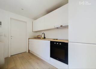 Tel: 0456 79 45 19 / E-mail: sophia.vanhove@weinvest.be<br /><br />We Invest biedt u met plezier, in exclusiviteit, dit charmante en zeer lichtrijke appartement aan, gelegen op de 1ste verdieping achteraan in een gebouw in Brussel.<br /><br />Ideaal gelegen in Brussel, geniet het pand van een uitstekende ligging vlakbij Sint-Katelijne, de Sint-Goriks Hallen en het stadscentrum. De buurt biedt een dynamisch en aangenaam leefkader met tal van winkels, supermarkten, restaurants, cafés en openbaar vervoer op wandelafstand. U geniet bovendien van een snelle toegang tot de belangrijkste verkeersaders en alle voorzieningen van het centrum van Brussel.<br /><br />Het appartement bestaat uit een aangename, lichtrijke woonkamer, een uitgeruste keuken, evenals een moderne doucheruimte met toilet. Een binnentrap leidt naar de verdieping, die een tweede lichtrijke leefruimte biedt, ideaal als bureau- of ontspanningsruimte.<br /><br />Huurprijs: €910/maand<br />Kosten: €95/maand (provisie voor warm water en verwarming, elektriciteit en onderhoud van de gemeenschappelijke delen).<br />EPC: F<br /><br />Onmiddellijk beschikbaar voor een minimumtermijn van 3 jaar.<br /><br />Wacht niet te lang om te komen bezichtigen! Voor meer exclusieve panden, bezoek www.weinvest.be