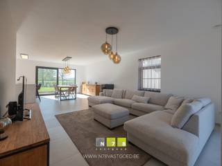 <span><strong>HALF-OPEN NIEUWBOUWWONING MET 3 SLAAPKAMERS OP EEN PERCEEL VAN 3A 71CA TE OPITTER<br /><br />TROEVEN<br /></strong>- Instapklare nieuwbouwwoning.<br />- Gelegen in een rustige en kindvriendelijke woonwijk nabij het centrum van Opitter.<br />- EPC-label A: energiezuinige woning!<br />- <span>Moderne keuken met eiland en apparatuur.<br /></span></span><span><span></span>- Woning afgewerkt in hoogwaardige en kwalitatieve materialen.<br />- Zonnepanelen aanwezig.<br />- Omheinde tuin.<br /><strong>- Verkoop onder verkooprechten (2% voor rechthebbenden)<br /><br />GELIJKVLOERS 00 (57,99 m²)<br /></strong>- Inkomhal (1,56 m x 2,61 m = 4,07 m²): toegang tot de woonkamer, tegelvloer.<br />- Woonkamer (8,74 m x 4,15 m = 36,27 m²): open leefruimte met veel lichtinval en verbonden met de keuken, schuifpui naar tuin/terras, houten trap naar eerste verdieping, tegelvoer.</span><br /><span>- Keuken (3,60 m x 2,27 m = 8,17 m²): keukenwand (onder- en bovenkasten, lades, koelkast, inductiekookplaat, dampkap, combi-oven), keukeneiland (vaatwasser, spoelbak, werkblad, onderkasten), deur die toegang geeft tot de tuin, tegelvloer.</span><br /><span>- Gastentoilet (1,00 m x 1,56 m = 1,56 m²): hangtoilet, spoelbakje, wandkast, tegelvloer.</span><br /><span>- Berging (3,72 m x 2,13 m = 7,92 m²): warmtepomp, technische kast, tegelvloer.</span><br /><br /><span><strong>VERDIEPING</strong> <strong>+01 (55,27 m²)</strong></span><br /><span>- Overloop (3,20 m x 1,01 m = 3,23 m²): trap naar de tweede verdieping, toegang tot de 3 slaapkamers en badkamer, tegelvloer. <br />- Badkamer (2,59 m x 2,72 m + 1,62 m x 0,92 m = 8,53 m²): inloopdouche, badkamermeubel (lavabo, lades), aansluiting wasmachine en droogkast, hangtoilet, tegelvloer.<br />- Slaapkamer 1 (3,32 m x 4,42 m = 14,67 m²): tegelvloer.<br />- Slaapkamer 2 (3,01 m x 3,96 m = 11,91 m²): tegelvloer.<br />- Slaapkamer 3 (3,61 m x 4,69 m = 16,93 m²): tegelvloer.<br /><br /><strong>VERDIEPING</strong> <strong>+02 (34,61 m²)</strong><br />- Zolderruimte (6,50 m x 3,52 m + 1,65 m x 2,81 m = 27,51 m²): mogelijkheid tot het inrichten van een vierde slaapkamer, chapevloer.<br /></span>- Technische ruimte (2,81 m x 2,53 m = 7,10 <span>m²): chapevloer.</span><br /><br /><span><strong>EXTERIEUR</strong></span><br /><span>- Omheinde tuin.<br />- Oprit, voortuin en terras (nog aan te leggen).<br /><br /><strong>3 ZONNEPANELEN</strong><br /><span>- In de verkoopprijs zit het volledige zonnepanelensysteem begrepen (zonnepanelen, omvormer, collectoren e.a. toebehoren).<br /><br /></span><span><strong>VERKOOP ONDER VERKOOPRECHTEN</strong><br />De verkoop zal plaatsvinden onder verkooprechten, waardoor rechthebbenden kunnen genieten van 2% verkooprechten overheen de aankoopprijs. De verkoop vindt dus niet plaats onder het BTW-stelsel.<br /></span><br />Bekijkt u deze advertentie via een aanverwante vastgoedsite, surf dan zeker naar onze website <strong>www.N78vastgoed.be</strong> voor een uitgebreide beschrijving en foto's. <strong>Meer info: +32 (0)89 86 18 88 of info@N78vastgoed.be.</strong></span>