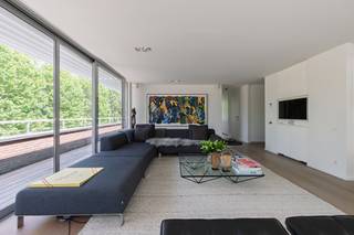 <p>In een discrete en stijlvolle residentie in Boechout bevindt zich deze buitengewone penthouse — een zeldzaam dakappartement dat de essentie van villa-wonen vertaalt naar een exclusief appartement.</p>
<p>Achter de private lifttoegang ontvouwt zich een verfijnd interieur van 156 m², waar licht, ruimte en rust centraal staan. De leefruimte, badend in zonlicht van ochtend tot avond, wordt gekenmerkt door royale glaspartijen en een subtiele interactie met het omliggende groen.</p>
<p>Het absolute pronkstuk is het 250 m² grote, rondom aangelegde dakterras — een oase van privacy en landschappelijke schoonheid. Hier beleeft u elk moment van de dag in alle sereniteit, omgeven door doordachte beplanting en harmonie.</p>
<p>Elk detail werd ontworpen met oog voor comfort en duurzaamheid: vloerverwarming, actieve koeling, warmtepomp en hoogwaardige afwerkingen zorgen voor een moeiteloze woonervaring op topniveau.</p>
<p>Met twee volwaardige suites, een elegante open keuken en praktische extra’s zoals een dubbele ondergrondse garage voor 80.000 euro en wellnessruimte, biedt dit pand een perfecte balans tussen luxe en functionaliteit.</p>
<p>Ideaal voor wie afscheid wil nemen van een klassieke villa zonder in te leveren op ruimte, standing of privacy.</p>