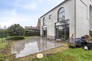 Het gelijkvloers is volledig ingericht als een professioneel kantoor of praktijkruimte, ideaal om uw klanten in alle rust te ontvangen. Een afzonderlijke ingang garandeert maximale privacy voor zowel uw klanten als uw privéleven.Indeling:- een ruime hal- afzonderlijk toilet- drie afzonderlijke ruimtes deels gemeubileerd en voorzien van sanitair (douche / lavabo), ideaal geschikt als kantoor en/of praktijkruimteDuurzaamheid: Het gelijkvloers is uitgerust met warmtepompen (lucht-lucht)Parkeren: Er is parkeermogelijkheid en fietsenstalling op eigen terreinBoven bevindt zich een ruim, afzonderlijk appartement met een eigen ingang, wat de woon-werkcombinatie optimaal maakt.Het appartement is momenteel verhuurd.Indeling:- traphal- afzonderlijk toilet- lichte leefruimte met een ingerichte open keuken- berging/wasplaats- badkamer met dubbele lavabo, ligbad met douche en toilet- 2 ruime slaapkamersEen praktische kelder op niveau -1 biedt extra opslagruimte.Geniet van de zon op het ruime, zuid-oost gerichte terras en de aangrenzende tuin.EPC: Het appartement heeft een uitstekend EPC-label C.Dit pand geniet van een centrale ligging in Knesselare met alle nodige voorzieningen in de buurt. De vlotte verbindingen zorgen voor een uitstekende bereikbaarheid van Maldegem, Aalter, Brugge, Knokke E40 en N44.Kortom: Een unieke kans voor wie wil investeren of een perfecte balans zoekt tussen wonen en ondernemen. Contacteer ons voor meer informatie of een bezichtiging!