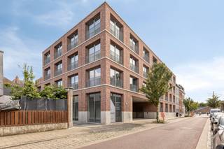 <p>2-slaapkamer appartementen te Antwerpen</p><p>Via de inkomhal komt u terecht in de ruime en lichtrijke leefruimte kom je in de open keuken die alle nodige hedendaags comfort omvat. <br />Hiernaast zijn er 2 (tot 3) slaapkamers, een badkamer met douche, aansluiting voor wasmachine/droogkast en een aparte toilet.</p><p>Mogelijkheid tot het huren van een ondergrondse autostaanplaats en/of berging.<br />2-slaapkamer appartementen te Antwerpen</p><p>Via de inkomhal komt u terecht in de ruime en lichtrijke leefruimte kom je in de open keuken die alle nodige hedendaags comfort omvat. <br />Hiernaast zijn er 2 slaapkamers, een badkamer met douche, aansluiting voor wasmachine/droogkast en een aparte toilet.</p><p>Mogelijkheid tot het huren van een ondergrondse autostaanplaats en/of berging.</p><p>Troeven:<br />·Nieuwbouw<br />·Lift<br />·Vloerverwarming<br />·Zonnepanelen<br />·Fietsenbergingen</p><p>Ons project ligt in het hart van Antwerpen waardoor u toegang heeft tot alle voorzieningen, winkels, restaurants, scholen, openbaar vervoer,....</p><p>Kosten 190 € (gemeenschappelijke kosten, verwarming, warm water, verzekering, beheerskosten).</p><p>Voor meer informatie en prijzen, neem contact met ons op 03/283 06 06 of info@reant.be.<br />*Foto's kunnen afwijken van de werkelijkheid (indeling). Let op: geen meubilair.</p><br /><br />