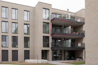 Dit spiksplinternieuwe appartement in Neerpelt-Centrum wordt verkocht!<br /><br />Het appartement valt NIET onder de BTW-regeling en kan dus gekocht worden aan 2 of 12% registratierechten.<br /><br />Dit appartement in een fantastisch mooi complex is volledig afgewerkt. Het appartement is voorzien van alle nodige voorzieningen, bevat enorm veel inbouwkasten en is volledig geschilderd. Kortom: per direct verhuizen is mogelijk!<br /><br />Via de lift (of de trappenhal) is er toegang naar dit appartement dat gelegen is op het tweede verdiep. We komen via een nette hal binnen die voorzien is van inbouwkasten op maat voor jassen en schoenen te plaatsen.<br />De prachtige glazen deur tussen de hal en leefruimte is direct een mooie eyecatcher. In de leefruimte vinden we vervolgens een lichte open keuken met een spoelbak, vaatwasser, inductievuur en afzuiging, combi-oven en koelkast. Verder is er nog een berging naast de keuken, waar de voorziening is voor bergruimte alsook plaats om de wasmachine en droogkast te zetten.<br /><br />Vanuit het salon hebben we direct aansluiting met de open keuken aan één kant en een aangenaam overdekt terras aan de andere kant. Dit terras is ruim 12m², waardoor je comfortabel buiten kan zitten. <br /><br />Verder kunnen we vanuit de inkomhal ook naar het aparte toilet (voorzien van een lavabo), de badkamer met lavabo en inloopdouche, alsook naar de twee slaapkamers die beide weer voorzien zijn van inbouwkasten op maat.<br /><br />Het hele appartement is voorzien van Domotica, overal is er raamdecoratie, zijn er screens en is de verlichting al geïnstalleerd.<br /><br />In de kelder is er nog een zeer nette berging, opnieuw voorzien van inbouwkasten op maat. Verder is er nog één ondergrondse autostaanplaats in de kelder (met laadpaal!), en drie gelijkvloerse fietsstaanplaatsen (veilig afgesloten). <br /><br />Het appartement beschikt over geothermie (grondwaterwarmtepomp), zonnepanelen, BringMe (digitale brievenbussen), ...<br /><br />Het E-peil van het appartement bedraagt ... waardoor er ook vrijstelling is van het K.I. de eerste 5 jaar.<br /><br />Ben jij op zoek naar een perfect instapklaar appartement?<br />Contacteer ons snel op 011 64 55 00 of info@vastgoedfransen.be.