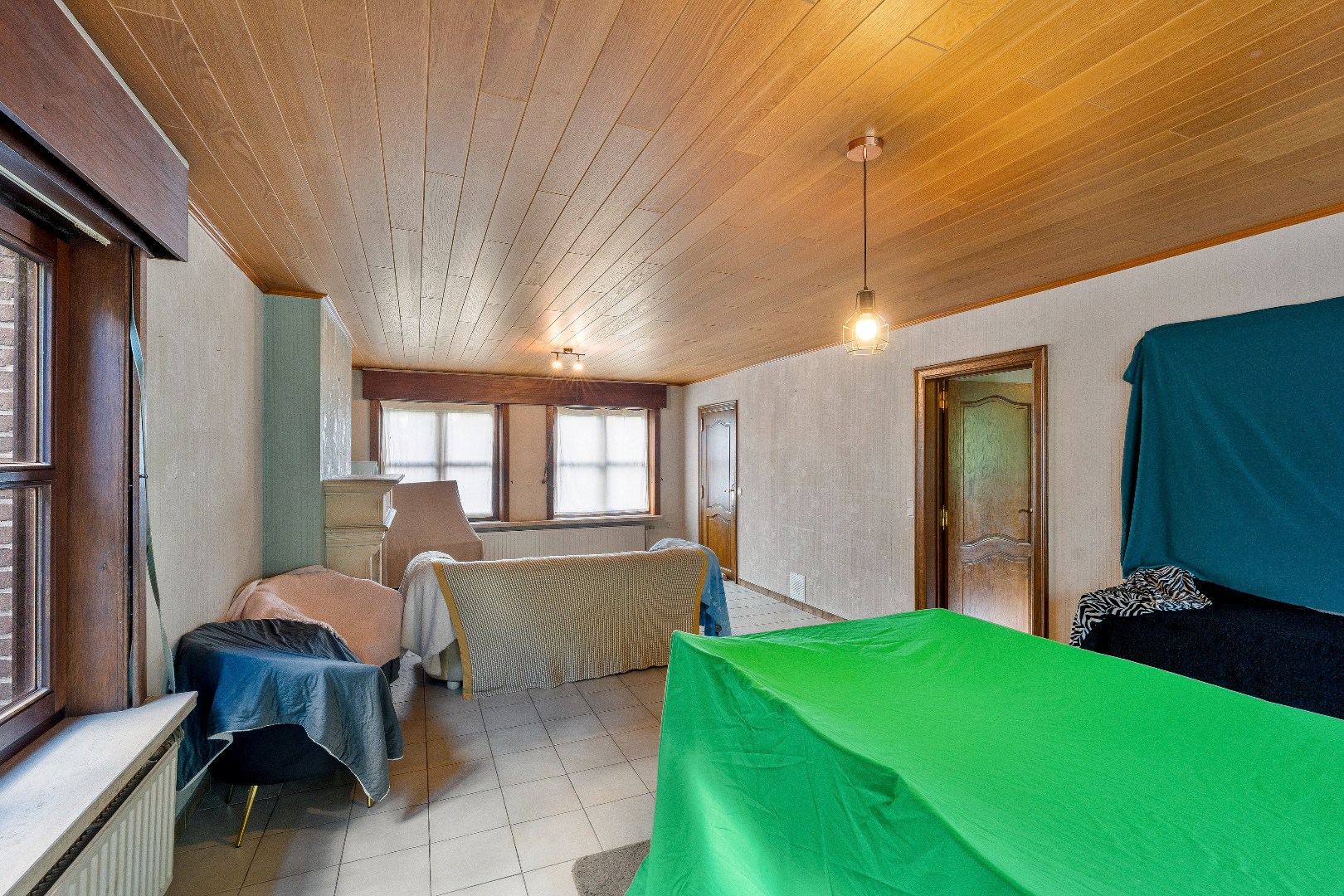 OP TE FRISSEN WONING MET 3 SLPKS, GROTE TUIN EN 2 GARAGES - foto 5