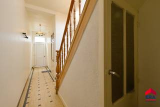<p><strong>Charmante woning in het hart van Eeklo</strong></p>
<p>Bent u op zoek naar een gezellige, instapklare woonst op een toplocatie? Dan is deze charmante woning in het centrum van Eeklo zeker een bezoek waard!</p>
<p>Dankzij de uitstekende ligging bevinden alle voorzieningen zich op wandelafstand. Winkels, scholen, de sporthal, het ziekenhuis en parkeergelegenheid liggen vlakbij, waardoor u geniet van optimaal wooncomfort.</p>
<p>De woning beschikt op de eerste verdieping over <strong>2 volwaardige slaapkamers</strong>. Via een <strong>vaste trap</strong> bereikt u de ruime zolderverdieping, waar u eenvoudig een <strong>grote master bedroom</strong> of <strong>twee extra slaapkamers</strong> kunt creëren. Ideaal voor een groeiend gezin, een hobbyruimte of een thuisbureau.</p>
<p>Achteraan vindt u een <strong>stadskoer van 8 m².</strong></p>
<p>Op technisch vlak scoort deze woning eveneens uitstekend:</p>
<ul><li>Centrale verwarming</li><li>Dubbele beglazing</li><li>Dakisolatie</li><li><strong>EPC-label C</strong> – <strong>geen renovatieverplichting</strong></li><li><strong>Asbestveilig</strong></li></ul>
<p>Deze woning combineert charme, een uitstekende ligging met een energiezuinig karakter. Een ideale gezinswoning of interessante investering in het bruisende centrum van Eeklo.</p>
<p><strong>Interesse? Neem vandaag nog contact op en ontdek zelf de troeven van deze sfeervolle woning!</strong></p>