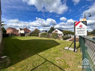 PLUSPUNTEN: <br />+ perceeloppervlakte: 477 m²<br />+ bouwvergunning afgeleverd<br />+ mogelijkheid tot 3 appartementen<br />+ rustige locatie<br />+ Bocholt centrum<br />+ verkavelingsvergunning in orde<br />+ kosten nutsvoorzieningen reeds betaald (fluvius)<br />+ bouwrijpe grond, na aankoop direct mogelijk te bouwen<br /><br />ALGEMEEN:<br />Midden in het centrum van Bocholt is deze bouwplaats gelegen welke beschikt over de mogelijkheid tot het bouwen van drie appartementen. Hiervoor werd reeds een vergunning aangevraagd en afgeleverd. De bouwplaats bevindt zich op toplocatie met winkels, horeca, scholen... op wandelafstand.<br /><br />De vergunning werd afgeleverd voor het bouwen van drie appartementen en een kelder. Hierbij de oppervlaktes van: één gelijkvloers appartement van 124 m² en twee duplex appartementen van 145 m² en 126 m².<br /><br />Plannen en vergunningen zijn terug te vinden onder het tabblad 'downloads'. Overige informatie: op aanvraag.<br /><br />FINANCIERING:<br />Opgelet: voor woningen gelegen in België zijn enkel Belgische hypotheken mogelijk. Maak tijdig een afspraak zodat u zich op voorhand kan bevragen over de mogelijkheden.<br />Kandidaat-kopers die hun financiële plaatje al hebben voorbereid, wekken altijd meer vertrouwen.<br /><br />SUCCESVOL VERKOPEN?<br />Dankzij succesvolle transacties zijn wij steeds op zoek naar nieuw aanbod voor onze zoekende kandidaat-kopers en -huurders. Overweegt u te verkopen of te verhuren? Informeer vrijblijvend naar onze werkwijze.<br /><br />HOUD ME OP DE HOOGTE:<br />Niet gevonden wat u zocht? Schrijf u gratis in op onze website zodat u vrijblijvend op de hoogte wordt gebracht van nieuw aanbod: https://www.immosign-plus.be/nl/hou-me-op-de-hoogte/<br /><br />Heeft u interesse in deze bouwgrond? Contacteer ons dan op +32 89 87 03 67 of mail naar info@immosign-plus.be voor het maken van een vrijblijvende afspraak.