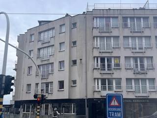 Bestaande uit:<br />Inkom met afsluitbare (slaap)hoek, woonkamer met open keuken, badkamer met douche en badkamermeubel.<br />Kelderberging.<br />Gemeenschappelijke fietsenberging in het gebouw.<br />Gelegen op de 2e verdieping. Momenteel nog verhuurd maar de huurder vertrekt op 30 november 2025. Mits een kleine opfrissing qua inrichting en verf ideaal als investering. Kan verhuurd worden aan 600 euro per maand plus provisie van 50 euro algemene onkosten.<br />Prijsdaling! Nu: 119 000 euro!<br />Residentie is perfect in orde; nieuwe gevel, nieuwe liften, zeer mooie inkomhal met bellenbord en brievenbussen.