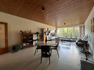 <h3><span>Gerenoveerd appartement met drie slaapkamers en uitzicht op het Leeuwerikpark</span></h3>
<p><span>Op zoek naar een ruim en instapklaar appartement op een rustige, maar centrale locatie? Dit gerenoveerde appartement is bijzonder geschikt voor een gezin met kinderen. Het </span><strong><span>Leeuwerikpark ligt recht tegenover het appartement en beschikt over een speeltuin</span></strong><span>, waardoor kinderen alle ruimte hebben om buiten te spelen.</span></p>
<p><span>De ruime leefruimte baadt in het natuurlijke licht en biedt een aangenaam uitzicht op het park. Aansluitend bevindt zich de aparte keuken, die praktisch is ingericht en voorzien is van een oven, microgolfoven, kookplaat, vaatwasmachine en koelkast. Vanuit de keuken is er toegang tot een klein balkon. Naast de keuken bevindt zich de berging, met aansluitingen voor een wasmachine en droogkast.</span></p>
<p><span>Het appartement beschikt over </span><strong><span>drie slaapkamers</span></strong><span>. De hoofdslaapkamer is voorzien van een ingemaakte kastenwand en geeft rechtstreeks toegang tot het eerste balkon. Ook de tweede slaapkamer is ruim en biedt voldoende plaats voor een comfortabel bed en extra inrichting. De derde slaapkamer is een gezellige éénpersoonskamer en heeft toegang tot het tweede terras.</span></p>
<p><span>De badkamer is uitgerust met een moderne inloopdouche en een wastafelmeubel. Daarnaast is er een apart toilet.</span></p>
<p><span>Als extra troeven beschikt het appartement over een </span><strong><span>inpandige autostaanplaats (nr. 8)</span></strong><span> en een praktische kelderberging.</span></p>
<p><span>De ligging combineert rust en bereikbaarheid. Het appartement bevindt zich in een rustige woonwijk, maar ligt tegelijk vlak bij de belangrijkste invalswegen en de ring. Winkels en dagelijkse voorzieningen zijn bovendien op wandelafstand bereikbaar.</span></p>
<p><strong><span>Een comfortabel en licht appartement met drie slaapkamers, buitenruimte en een park met speeltuin voor de deur — een ideale thuis voor een gezin.</span></strong></p>