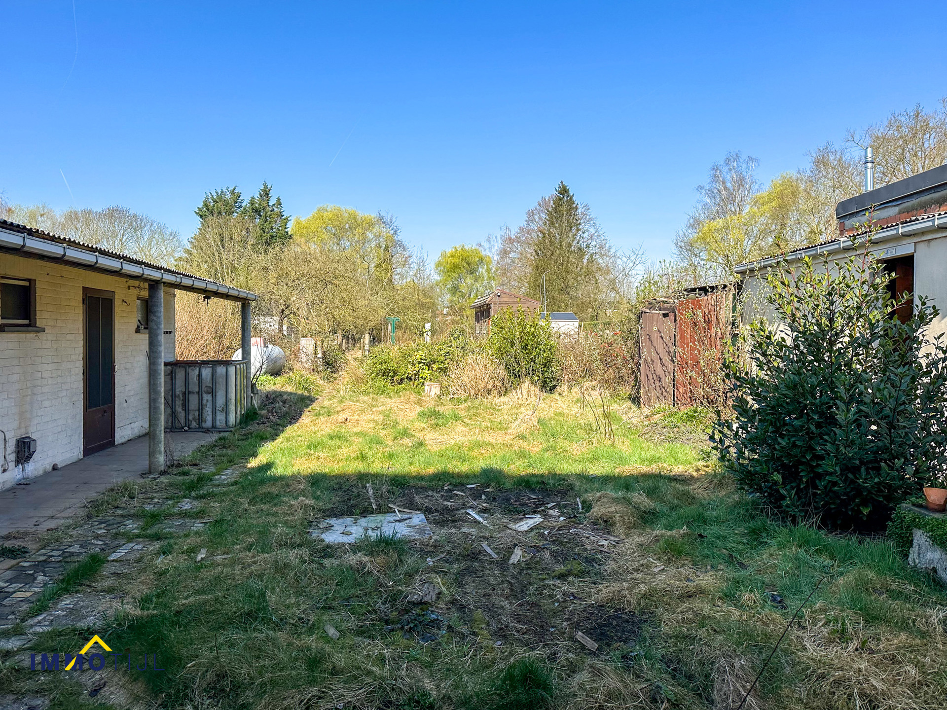 Te renoveren woning met veel potentieel en een grote tuin! - foto 2