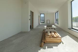 LIGGING<br /><br /><strong>Ontdek Mirage, een hedendaags woonproject gelegen in Evere, aan de </strong><strong>rand</strong><strong> van Brussel.</strong> Dankzij de strategische locatie bent u in een mum van tijd in het centrum van Brussel, maar geniet u tegelijk van alle troeven die Evere te bieden heeft.<br /><br />Alle nodige voorzieningen bevinden zich op wandelafstand: van scholen en supermarkten tot buurtwinkels en medische diensten. Voor wie zich graag vlot verplaatst, is Mirage ideaal gelegen nabij belangrijke verkeersaders zoals de E40, de R21 en de N3. Ook het openbaar vervoer is vlot toegankelijk.<br /><br /><strong>Groen en ontspanning zijn nooit ver weg!</strong> Op slechts een steenworp ligt het toekomstige “Mediapark.Brussels”, een ambitieuze stadsontwikkeling met focus op duurzaamheid, cultuur en natuur. Bovendien komt er vlakbij een gloednieuw stadspark van meer dan 8 hectare.<br /><br />INDELING<br /><br />Welkom in dit <strong>lichtrijke nieuwbouw penthouse</strong> van maar liefst <strong>124,6 m²,</strong> gelegen op de vijfde verdieping van het nieuwbouwproject Mirage in Evere. Het appartement geniet van een <strong>zonnig terras van 17 m²</strong> waar u in alle rust kan genieten van het buitenleven.<br /><br />Bij binnenkomst wordt u verwelkomd in een ruime inkomhal met gastentoilet. De lichtrijke leefruimte, met <strong>grote raampartijen en hoge plafonds</strong>, baadt in het daglicht en biedt rechtstreeks toegang tot het aangename terras. Aansluitend vindt u een aparte, volledig uitgeruste keuken met hoogwaardige toestellen.<br /><br />Dit penthouse beschikt over <strong>drie slaapkamers</strong>. De stijlvolle badkamer is uitgerust met een dubbele wastafel, een ruime douche en toilet.<br /><br />De hedendaagse architectuur, het gebruik van kwaliteitsvolle materialen en de grote raampartijen zorgen voor een optimaal wooncomfort en uitstekende energieprestaties.<br /><br />- EPC C<br />- Mogelijkheid tot aankoop van een kelderberging en/of parkeerplaats<br />- Verkoop onder registratie op de grond en BTW (21%) op de constructiewaarde<br /><br />Neem vandaag nog contact op met Bram via +32 471 76 90 50 om een afspraak in te plannen