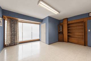 Op een centrale ligging in het hart van Gits, op wandelafstand van winkels, horeca en andere dagelijkse voorzieningen, bevindt zich deze ruime woning met heel wat mogelijkheden. Dankzij de vlotte verbinding met de omliggende gemeenten combineert u hier centraal wonen met een uitzonderlijke hoeveelheid ruimte. Via de zijoprit heeft u rechtstreeks toegang tot de ruime koer van maar liefst 273 m², met achteraan een loods van 85 m². Een absolute meerwaarde voor wie op zoek is naar extra parkeer-, opslag- of hobbyruimte.<br /><br />De woning zelf biedt aangename, ruime vertrekken en beschikt bovendien over een gunstig EPC-label C. Op het gelijkvloers bevinden zich de inkomhal, een ruime voorplaats, hal, lichtrijke leefruimte, ruime geïnstalleerde keuken, badkamer en praktische wasplaats.<br />Op de eerste verdieping vindt u de nachthal, een apart toilet, drie volwaardige slaapkamers en een bijkomende bergruimte.<br /><br />Wie op zoek is naar een ruime woning met extra opslag- en buitenruimte op een centrale ligging, vindt hier een eigendom met bijzonder veel mogelijkheden.<br /><br />Interesse? Contacteer Ward via 0470 20 66 88 voor meer informatie of een bezoek.