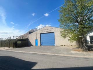 Loods te huur in Waregem, oppervlakte +/- 725m2 met voorliggende parkeerruimte van 80mDe loods is een open ruimte met 2 aparte lokalen ( bureel en...