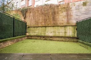 <p><span>Prachtig, recent 3 slaapkamer duplex appartement op de gelijkvloerse en +1 verdieping, gelegen op een super goede locatie aan de Europese wijk. Ruime inkomhal met vestiaire hoek en apart toilet welke uitgeeft op een grote, lichtrijke leefruimte met aansluitend een volledig ingerichte keuken met eethoek. Terras met aansluitende privétuin aan de achterzijde (+/- 50m²). Op de eerste verdieping, een nachthal met apart toilet. 2 slaapkamers (15m² &amp; 12m²) met gedeelde douchekamer en een ruime master bedroom (26m²) met dressing en badkamer met ligbad en dubbele lavabo. Private kelder. Ruime parking plaats mee aan te kopen (+ € 35.000). Zeer goede ligging in een rustige straat, op wandelafstand van het openbaar vervoer, de Europese instellingen, Metro, winkels en restaurants.</span></p><p><span> </span></p>